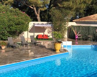 Logis Hôtel Restaurant Les Aubuns - Caissargues - Piscine