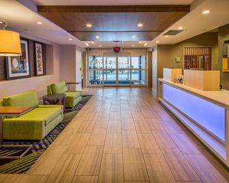 Holiday Inn Express & Suites Modesto-Salida - Modesto - Front desk