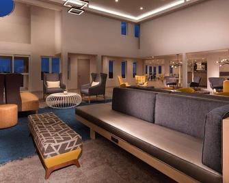 Cape Point Hotel - West Yarmouth - Lounge