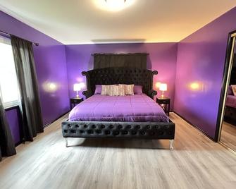 The Purple & Gold House Near Disneyland, Beaches & Knotts - Garden Grove - Bedroom