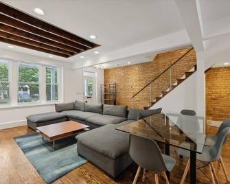 Huge 6 Queen Bed home with two decks & Parking - Washington D. C. - Sala de estar