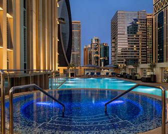 Wyndham Grand Doha West Bay Beach - Doha - Piscina
