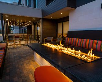 Home2 Suites by Hilton Corona - Corona - Budova