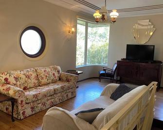 Gracious 1930s Art Deco House - Госфорд - Вітальня