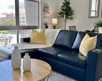 Luxurious Condo Walking Distance to San Diego Bay! - San Diego - Living room