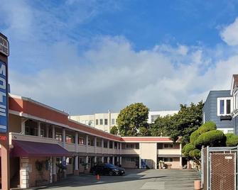 Town House Motel - São Francisco - Edifício