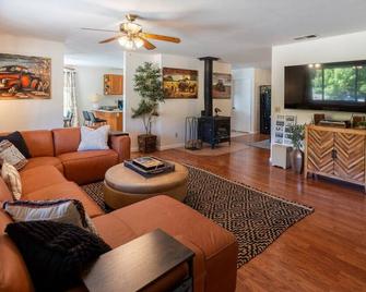 Country Cowboy Hot Tub Hideaway on 20 Acres - Borrego Springs - Living room