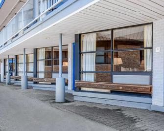 Rodeway Inn - Chicago - Building