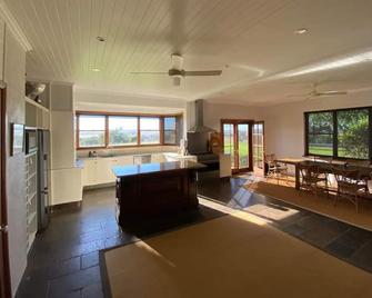 Luxury Homestead with Vineyard and Mountain Views - Young - Кухня