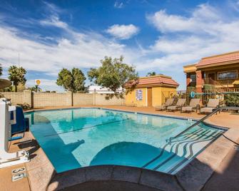 Rodeway Inn & Suites Corona - Corona - Piscina